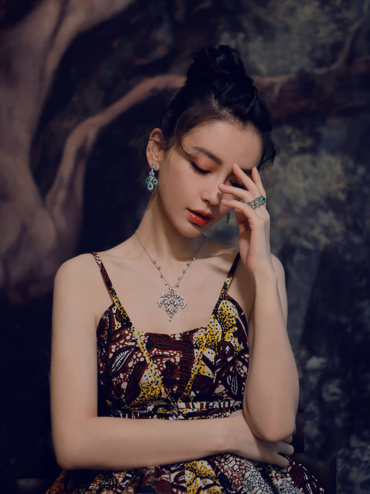 BABY和金晨这两位大美女同穿印花吊带裙,辣妈和少女的区别!