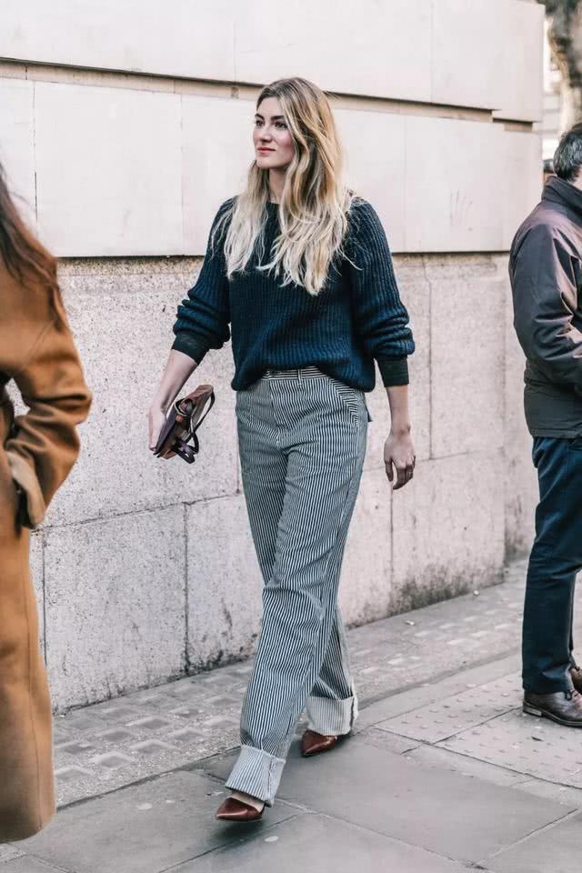 温暖的大毛衣有着复古的织线纹理,搭配阔腿裤满满的温情感