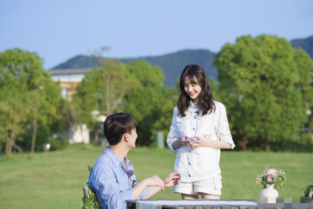 美女郑爽为张恒准备惊喜，烫卷发秀美腿太甜，乘热气球演绎浪漫大结局