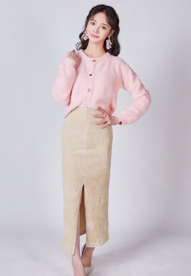 美女周洁琼把毛衣塞进半裙里也太惊艳了吧，洋气还超显腰！