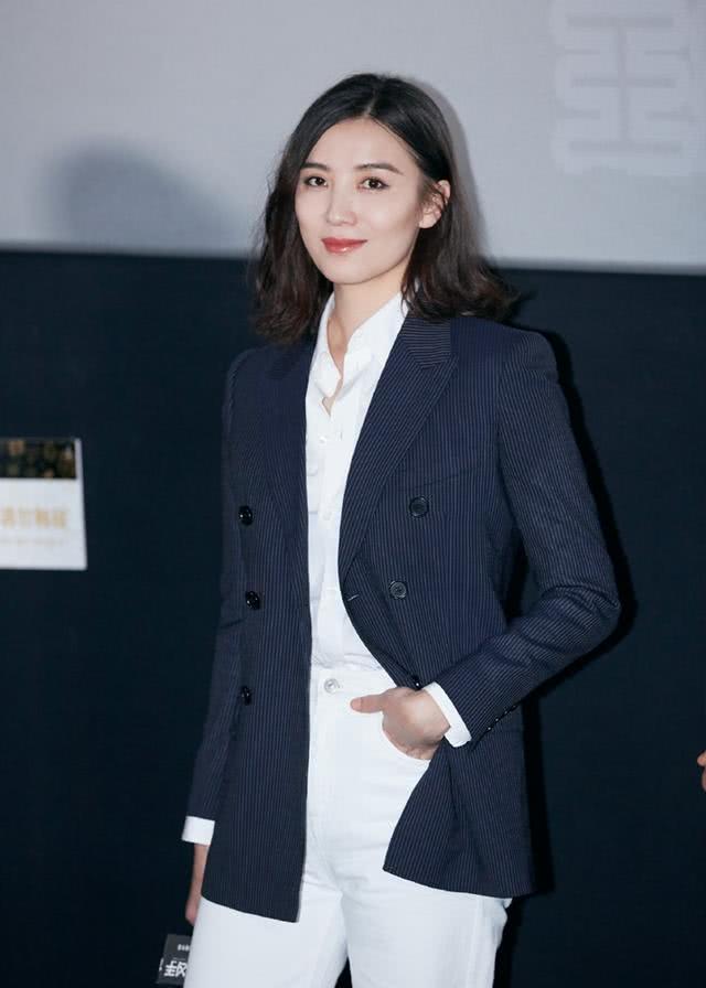 美女宋佳把西装当开衫穿,衣品潮酷带飒爽