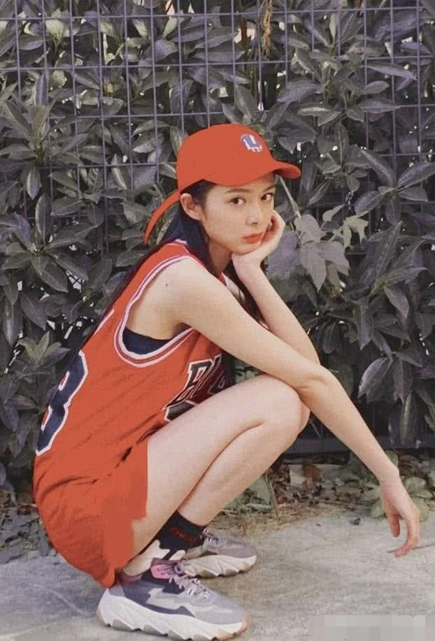 美女傅菁出门凹造型太随性,袜子穿错也不管,加鞋意外显腿长3公分