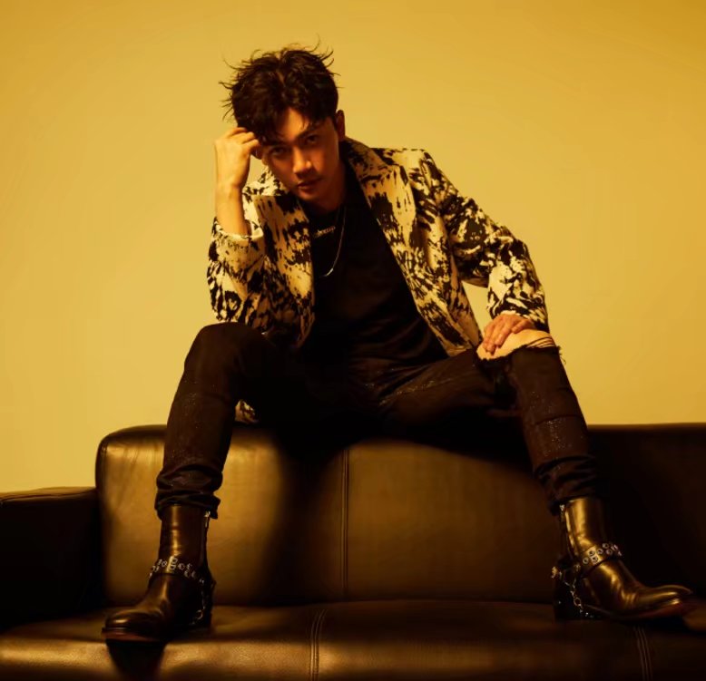 苏有朋参加活动，为赶场西装不小心扣错，却因此成全场焦点