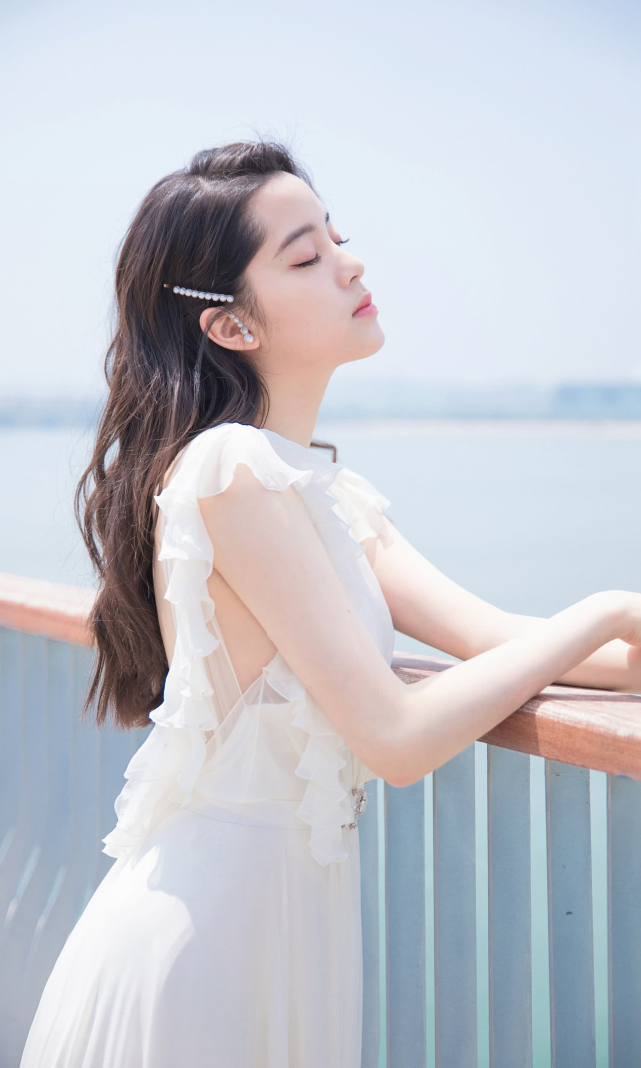 欧阳娜娜罕见写真，穿白色荷叶边连衣裙，清纯气息扑面而来