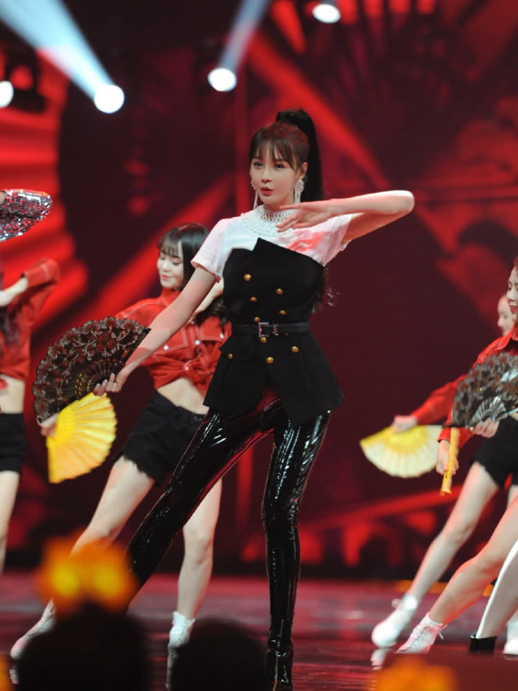 沈梦辰穿西服搭配黑色皮裤，意外走“红”