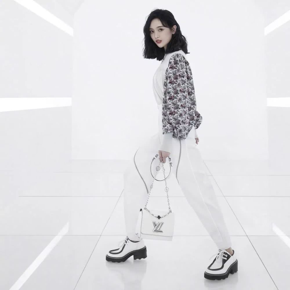 “一颦一笑都是沙尘暴”,穿什么都没气质的吴宣仪才是吃土女孩