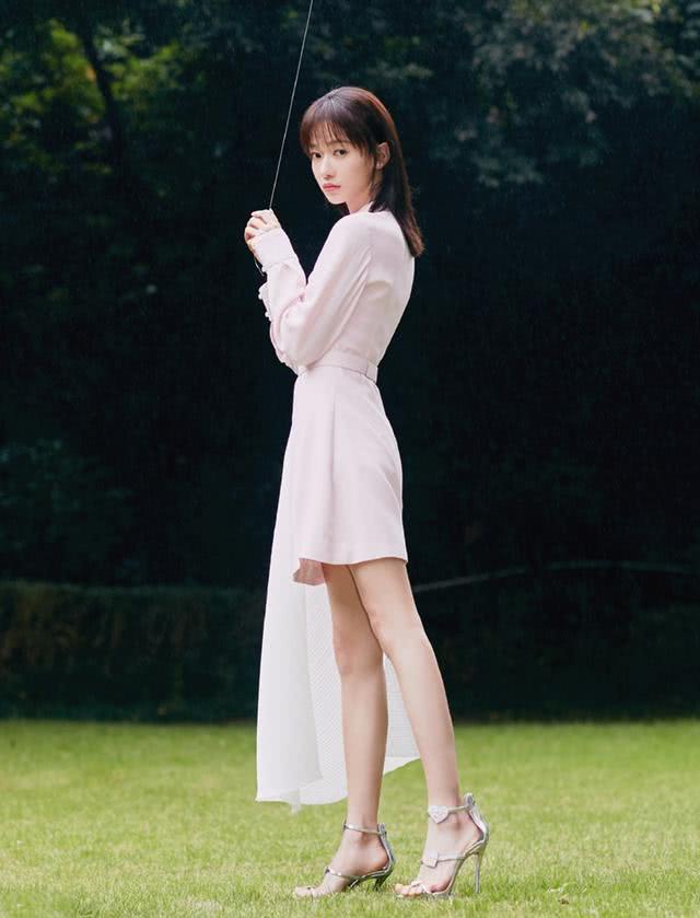 吴谨言的穿搭总透着气质美。除了颜值，发型和搭配同样很重要