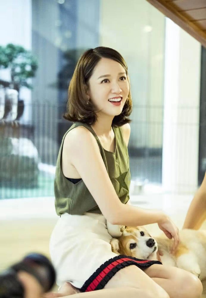 陈乔恩做客艾伦家,微卷短发配半裙,清新甜美范儿十足