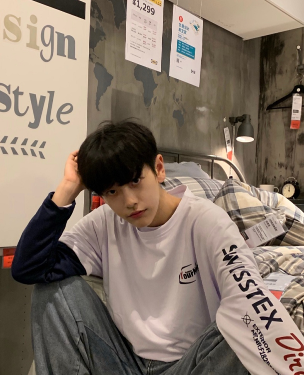 她是杨幂旗下新签的艺人，坐拥近500万粉丝，被称“女版李钟硕”