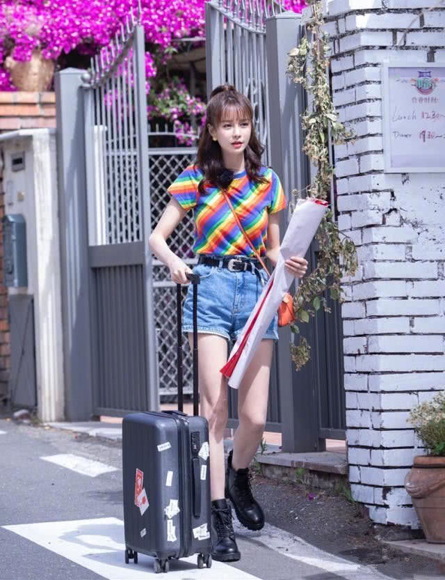 美女沈梦辰穿粉色毛衣搭高腰牛仔裤,身材比例太惊艳