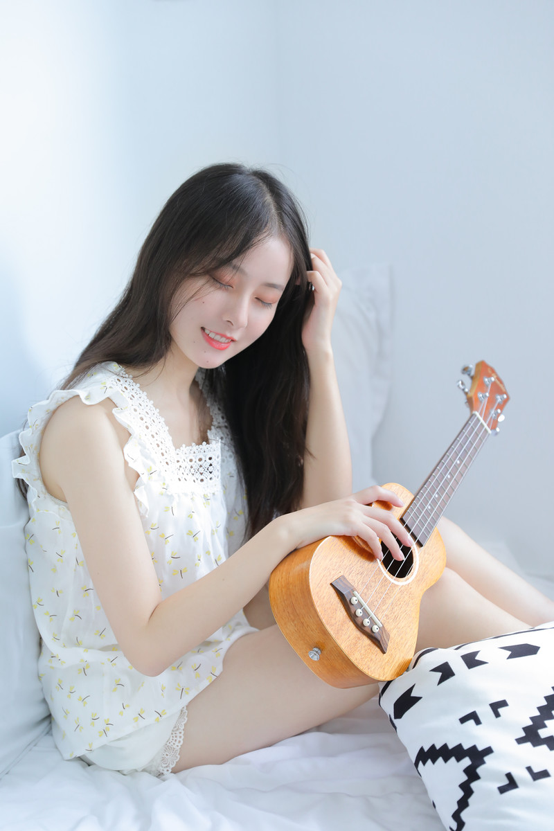 白嫩可爱美女模特丰满性感美女写真图片