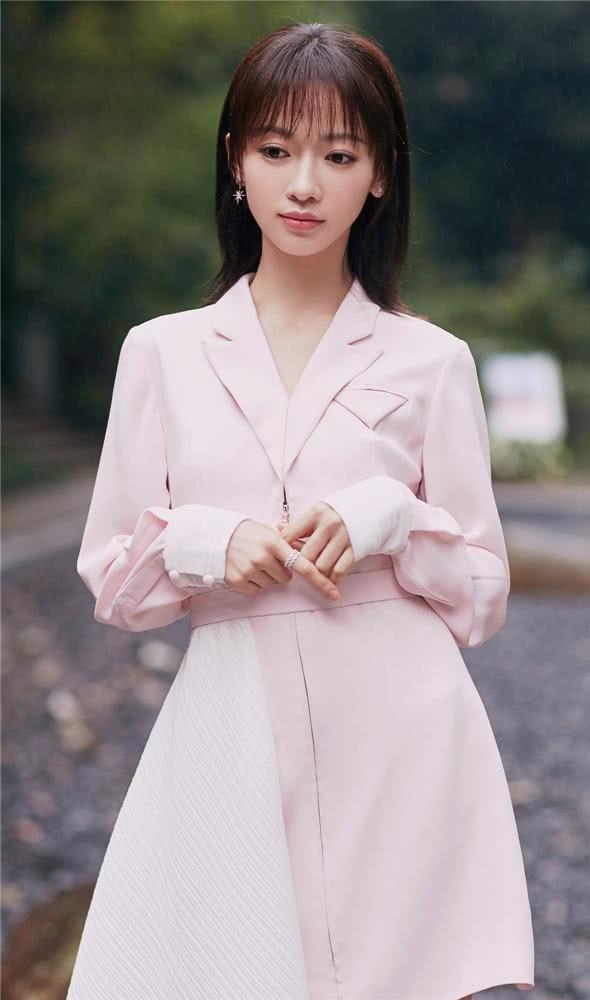 吴谨言的穿搭总透着气质美。除了颜值，发型和搭配同样很重要