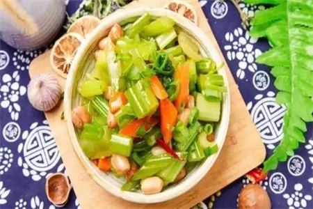 芹菜的做法 不起眼的芹菜叶千万别丢，竟然有这么多的功效