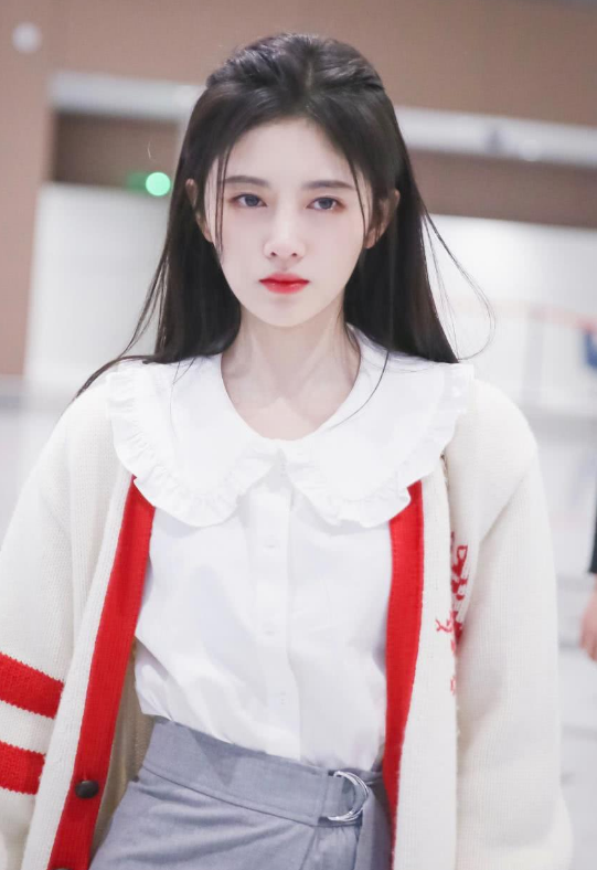 美女鞠婧祎最新街拍,一双腿简直白到晃眼,也太仙了