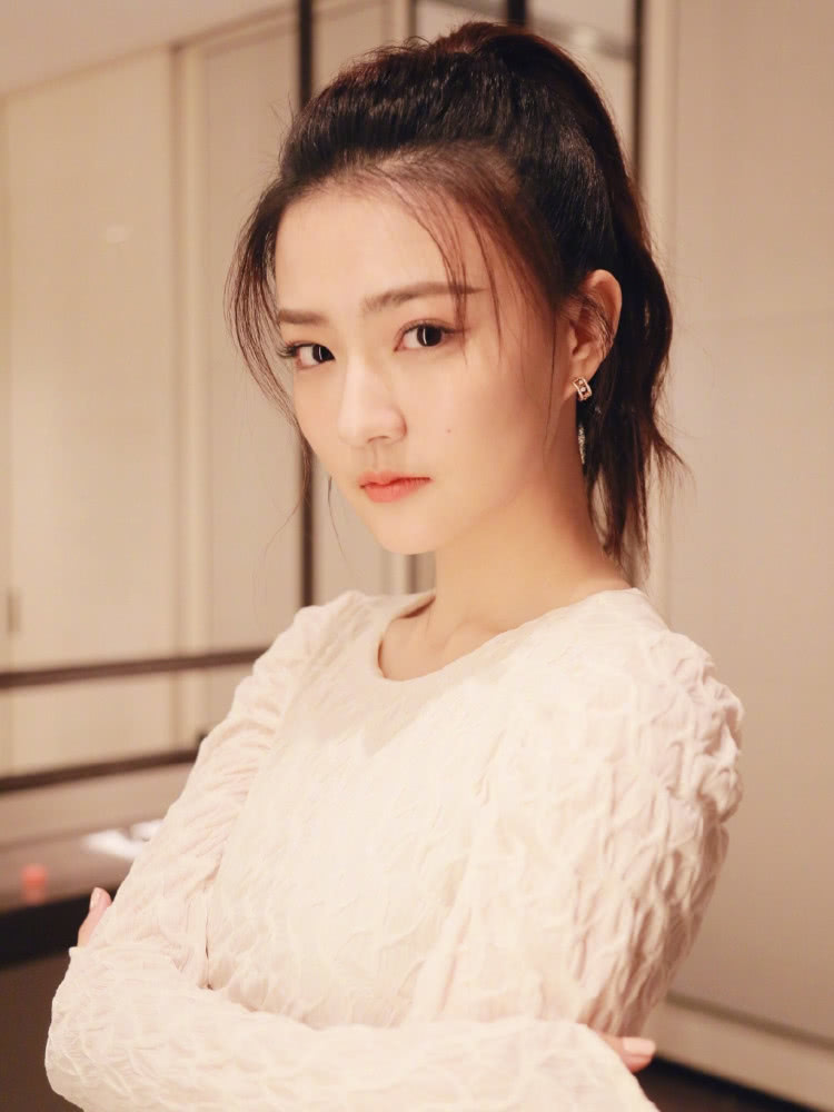 方脸女生如何不整容就改变脸型？学会这3个小技巧让你低成本低风险