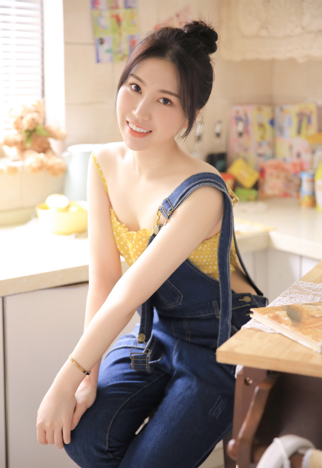 丰满美女波点吊带背带裤美女图片