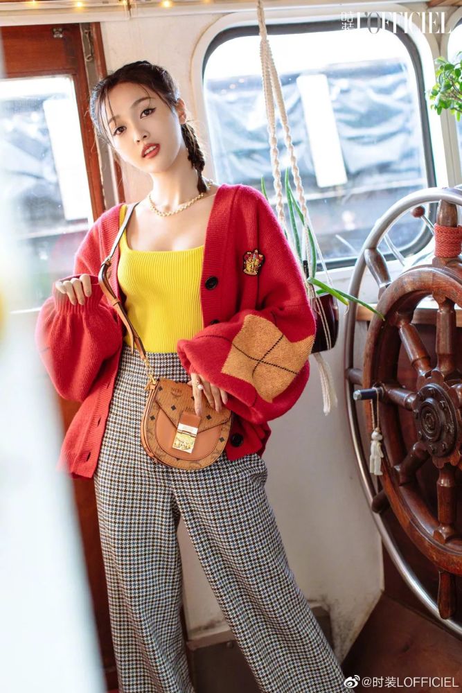 “一颦一笑都是沙尘暴”,穿什么都没气质的吴宣仪才是吃土女孩