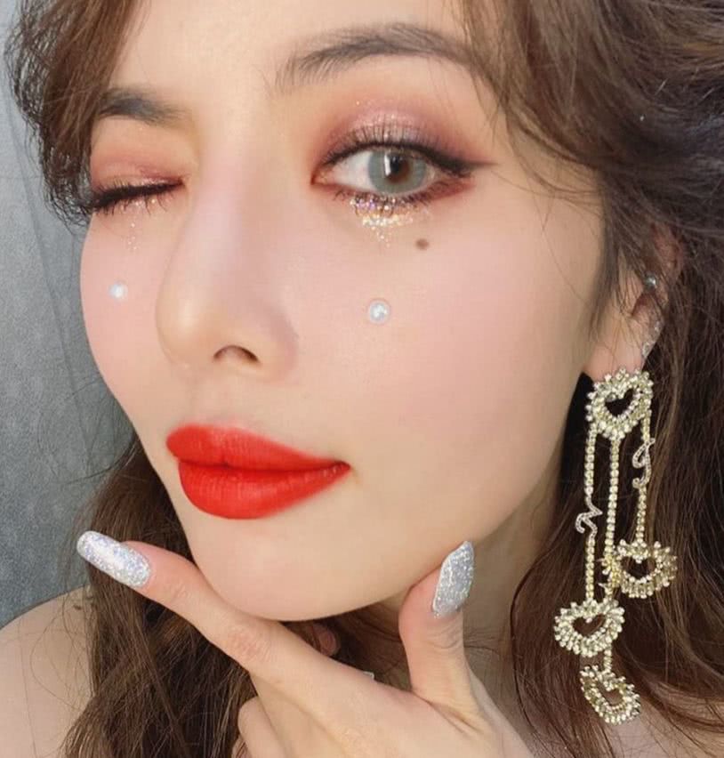 泫雅回归又美了,外行看“落泪妆”,内行看眼影!