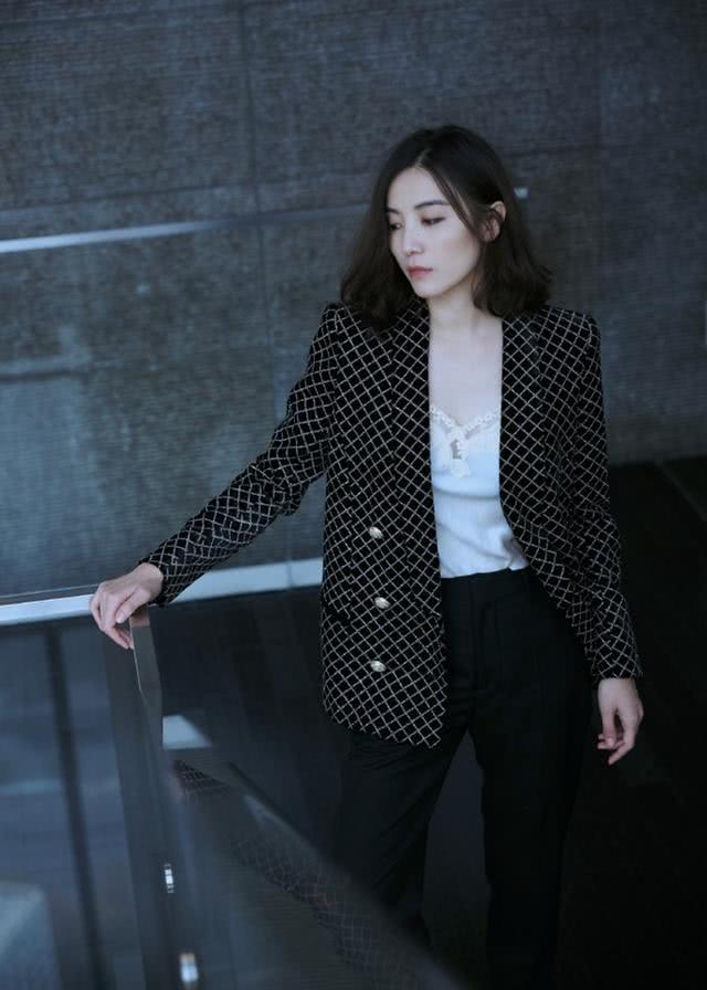 美女宋佳把西装当开衫穿,衣品潮酷带飒爽