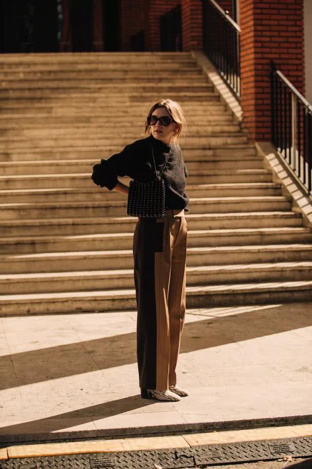 温暖的大毛衣有着复古的织线纹理,搭配阔腿裤满满的温情感