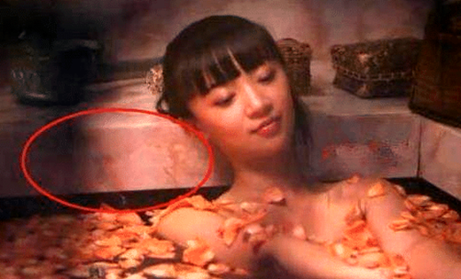“笑死人不偿命”的穿帮,古代大将军有飞机?周冬雨被镜子出卖!