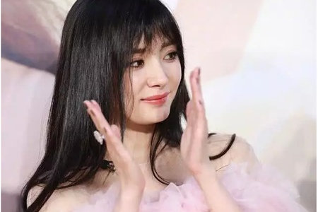 杨幂空气刘海反显老，活动生图遭吐槽，网友：土气重回十年前