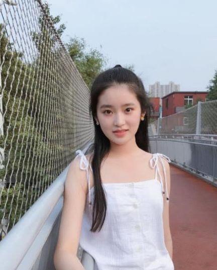 林青霞“女儿”长大了,如今16岁颜值高,网友祝福她平安成长