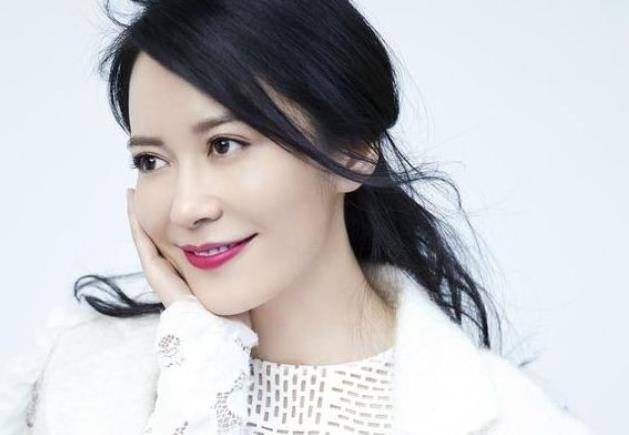 47岁不老女神至今未婚，被问如何解决生理问题，直言有固定伴侣