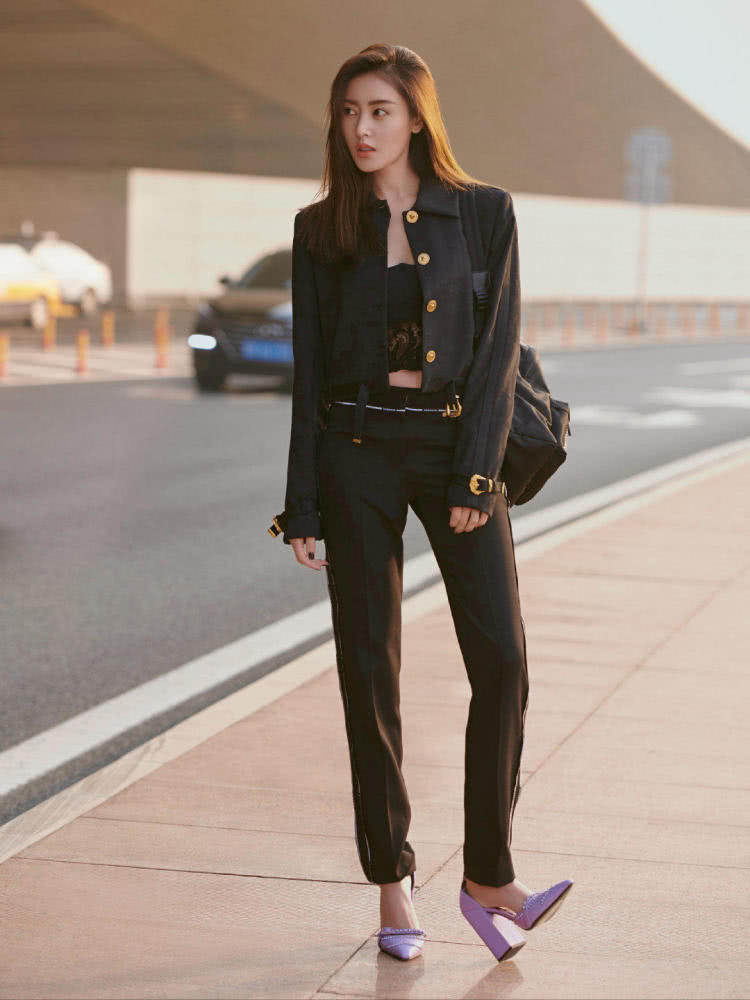 张天爱羽绒服到皮裤漂亮大气，气质全开