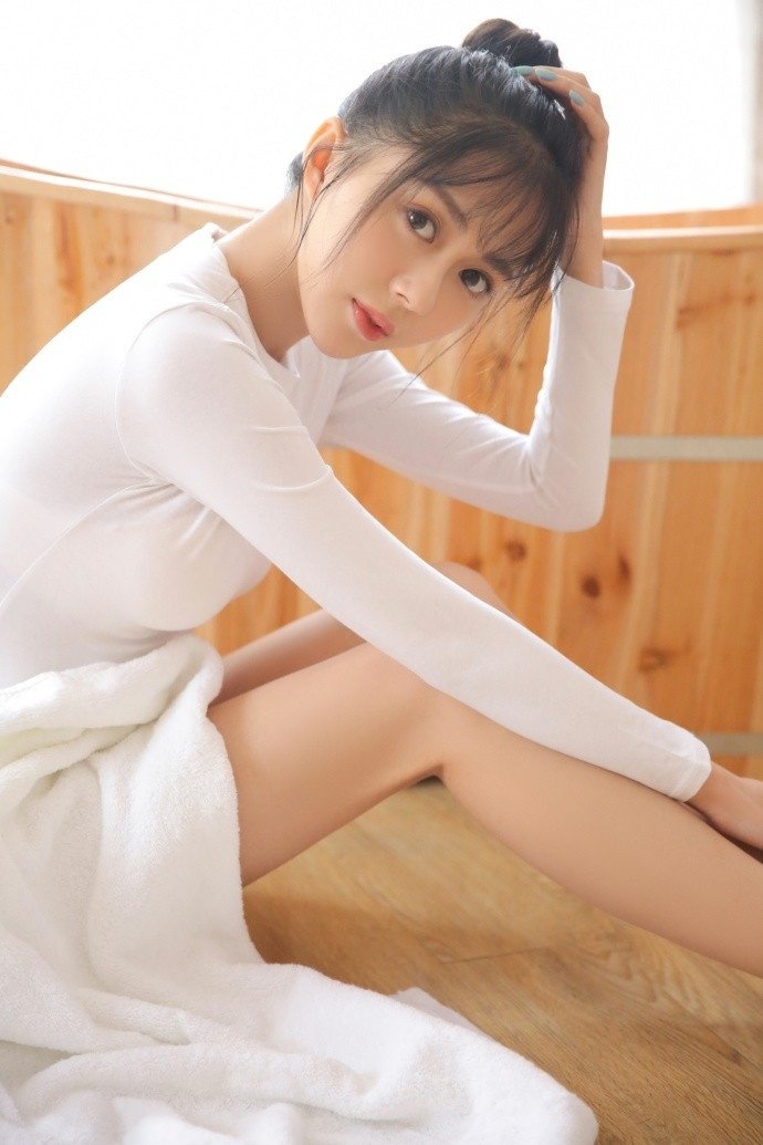 性感纤细身材美女翘臀美腿撩人写真图片