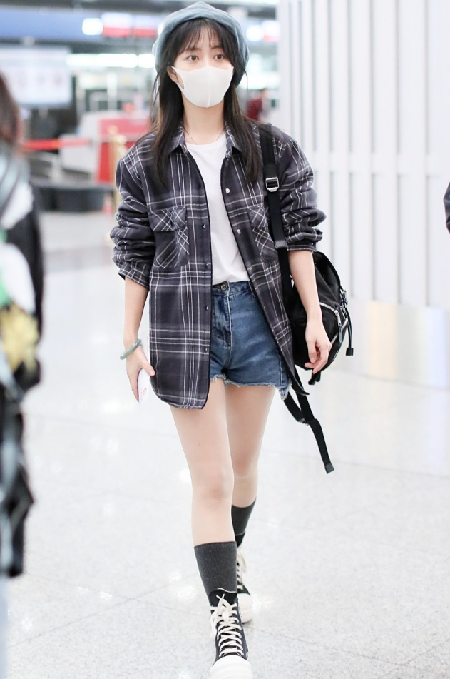 谭松韵穿15公分的堆堆袜，也拯救不了她的腿