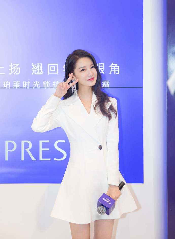 气质美女李沁白色西装裙干练风格写真图片