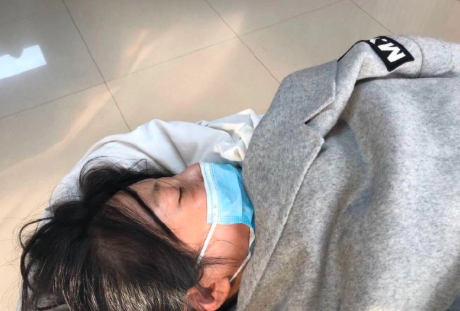 29岁女星整形出意外,病床照曝光好吓人,被紧急送往急救中心