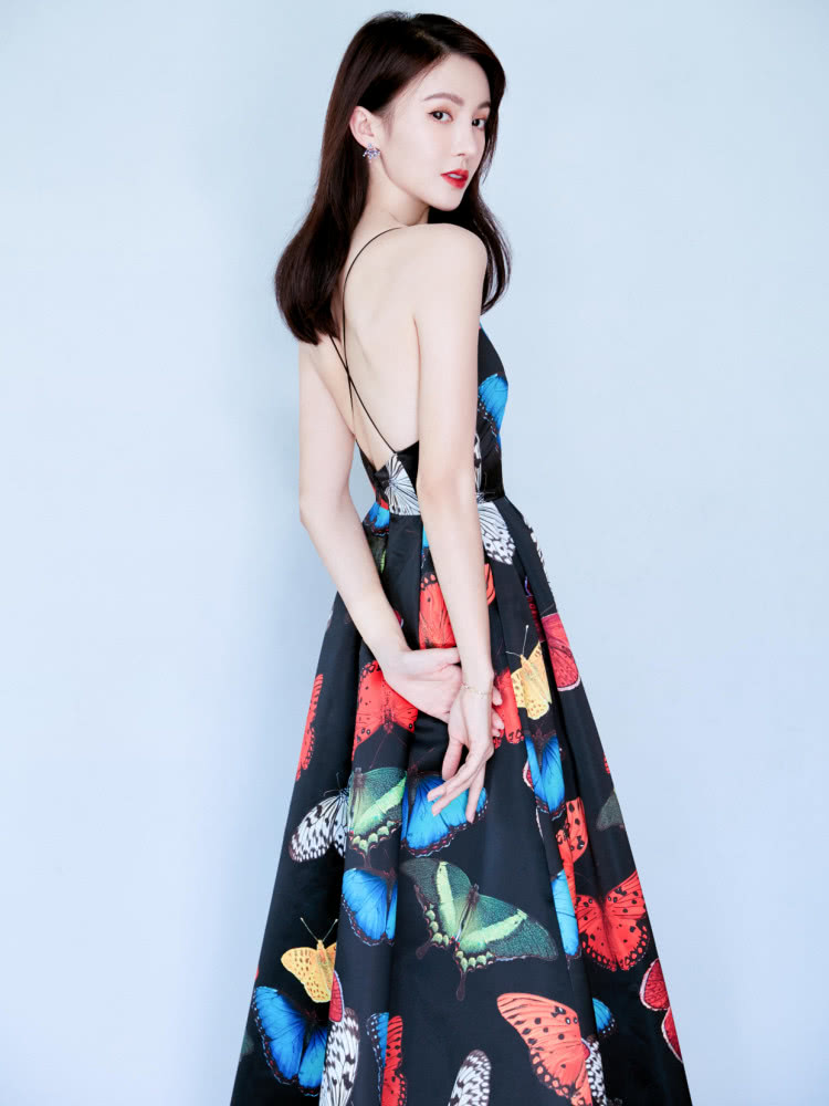 BABY和金晨这两位大美女同穿印花吊带裙,辣妈和少女的区别!