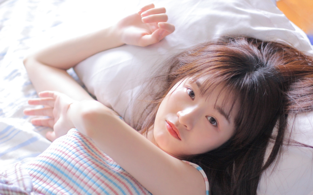 白皙美女香肩美腿迷离半露撩人写真图片