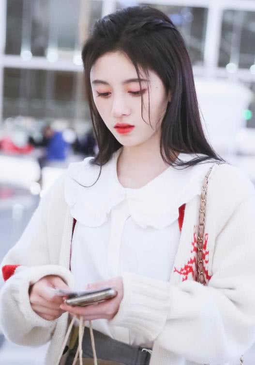 美女鞠婧祎最新街拍,一双腿简直白到晃眼,也太仙了