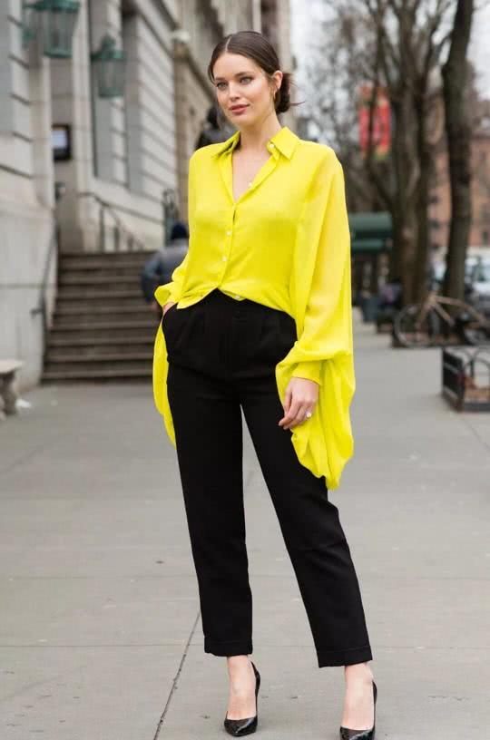 微胖女人试试2019流行的“瘦瘦裤”，搭配风衣和大衣都很好看