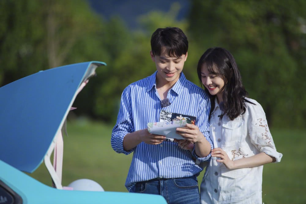 美女郑爽为张恒准备惊喜，烫卷发秀美腿太甜，乘热气球演绎浪漫大结局