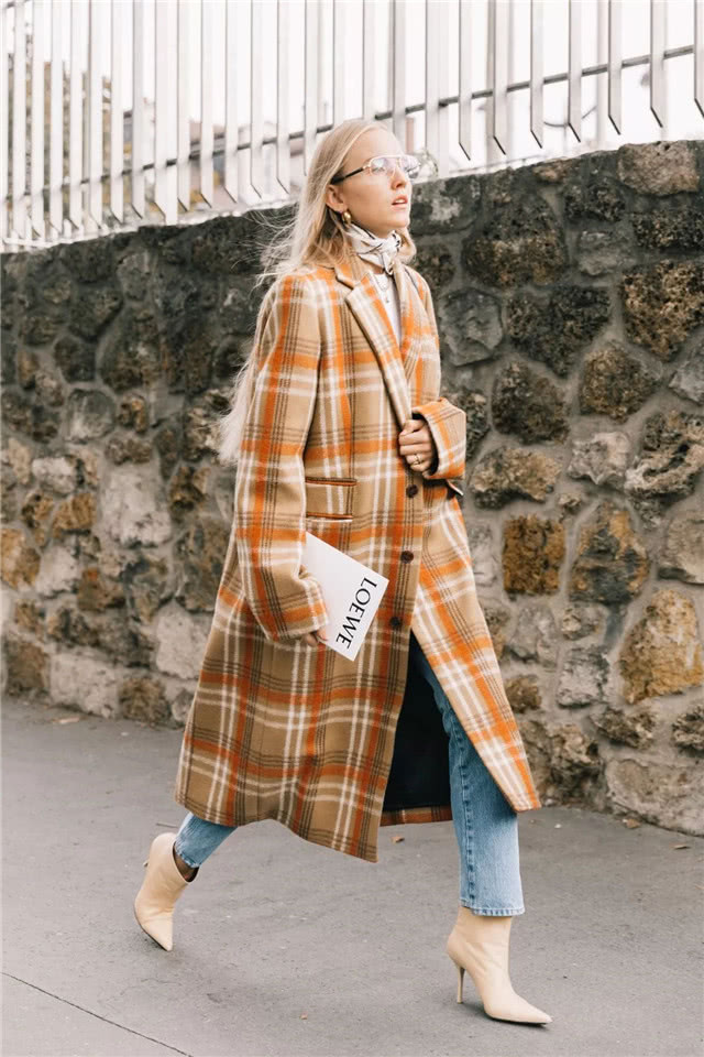 欧美街拍:秋冬穿大衣都不会选这几种裤子,廉价又没气质