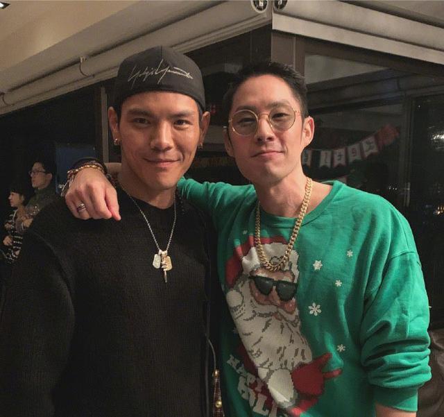 向佐发布会被扇耳光,脸上怒火清晰可见,事后笑称只是“开玩笑”