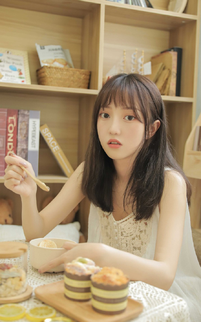 极品清纯萝莉美女白皙性感居家写真图片