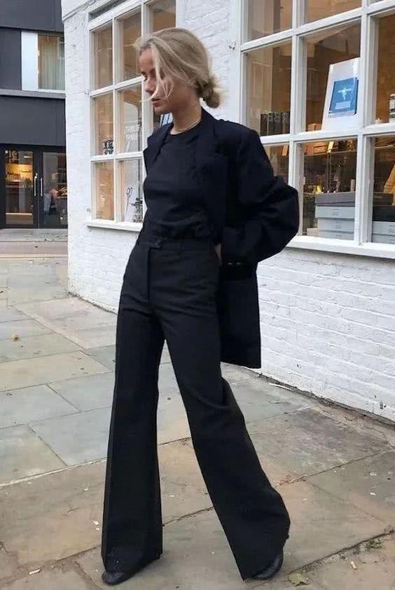 想显高显瘦试试这种搭配:小黑裤+小黑鞋