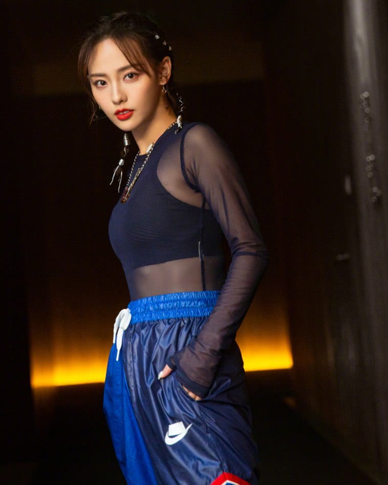 张嘉倪因太瘦撑不起高跟鞋,连脚趾都在用力,买超看了不心疼吗?