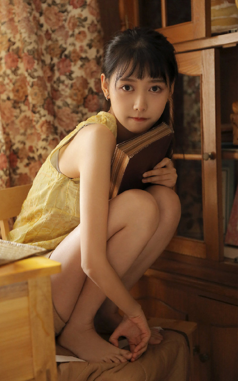 俏皮大眼美女翘臀美腿性感私房写真图片