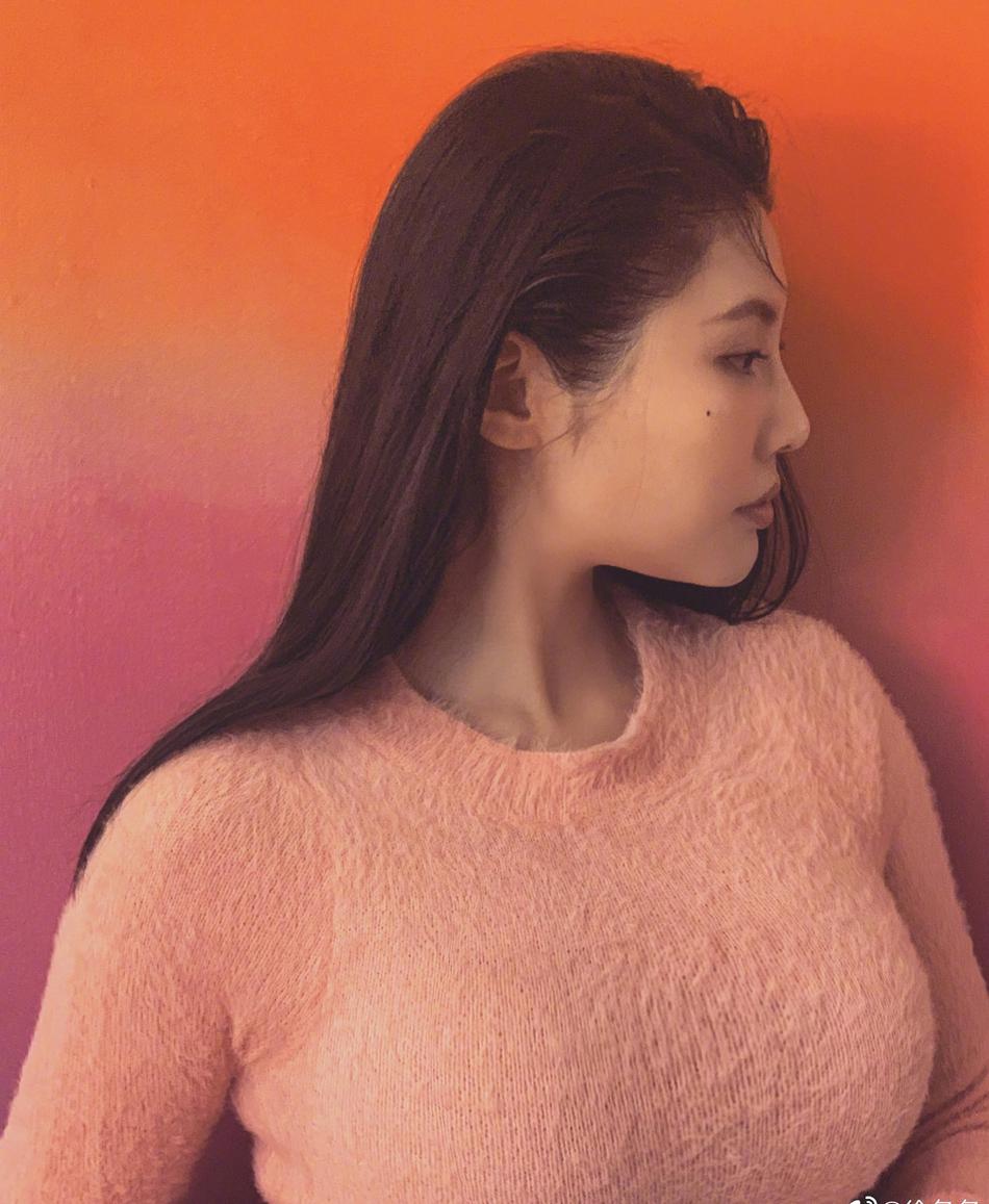 性感美女徐冬冬术后首晒照，身材比以往更有料，穿修身露脐衣一般人扛不住