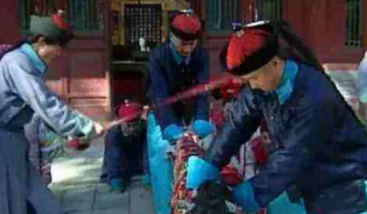 难怪老版难超越！同是小燕子挨板子，旧版人仰凳翻，新版当观众瞎？