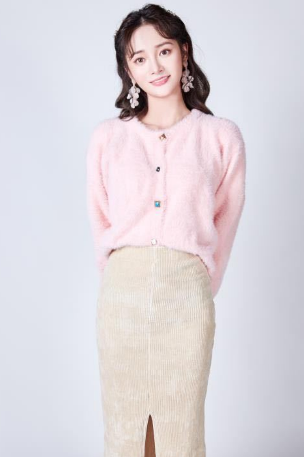 美女周洁琼把毛衣塞进半裙里也太惊艳了吧，洋气还超显腰！