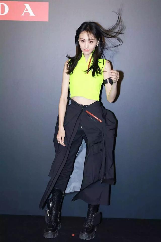 想显高显瘦试试这种搭配:小黑裤+小黑鞋