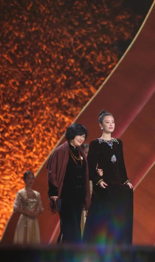 气质美女倪妮太会穿衣,没作品穿得低调却美得出众