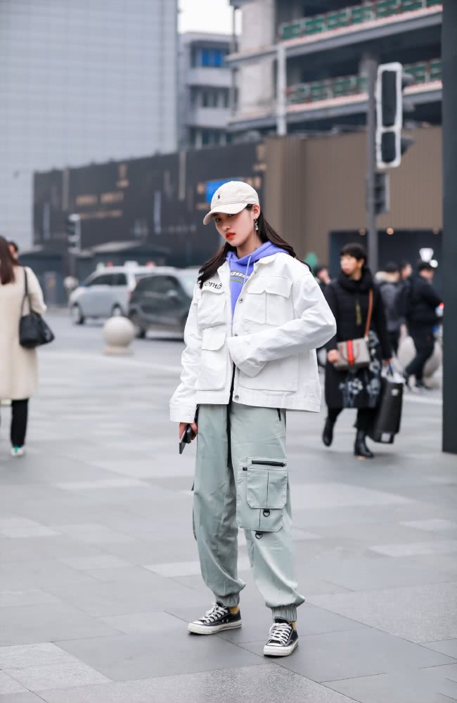 别羡慕潮GIRL啦!你和酷酷的工装女孩,你就差这一套小心机哦